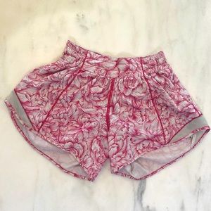 🩷Lululemon Pink Floral Hotty Hot Shorts Low Rise 4” Inseam